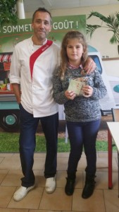 La lauréate avec le chef cuisinier
